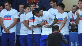 8 июля. Москва. Воробьевы горы. Федор СМОЛОВ (в центре) обращается к болельщикам.