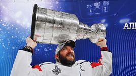 Овечкин привез Кубок Стэнли в Москву. Онлайн