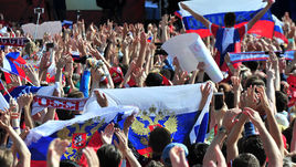 Болельщики и сборная спели гимн России!