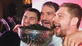 Воскресенье. Александр ОВЕЧКИН (в центре) с наполненным черной икрой Кубком Стэнли. Вместе с ним позировали Евгений КУЗНЕЦОВ (справа), Дмитрий ОРЛОВ и другие гости.