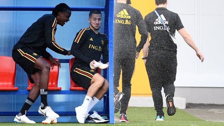 9 июля. Дедовск. Эден АЗАР и Миши БАТШУАЙИ (слева) прячутся от системы полива газона. Фото AFP 9 июля. Дедовск. Эден АЗАР и Миши БАТШУАЙИ (слева) прячутся от системы полива газона. Фото AFP