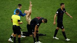 Суббота. Сочи. Россия - Хорватия - 2:2, пенальти - 3:4. 101-я минута. Сандру РИЧЧИ выносит предупреждение Домагою ВИДЕ.