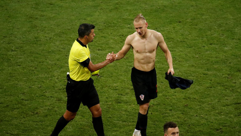 Суббота. Сочи. Россия - Хорватия - 2:2, пенальти - 3:4. 101-я минута. Сандру РИЧЧИ выносит предупреждение Домагою ВИДЕ. Фото REUTERS Суббота. Сочи. Россия - Хорватия - 2:2, пенальти - 3:4. 101-я минута. Сандру РИЧЧИ выносит предупреждение Домагою ВИДЕ. Фото REUTERS