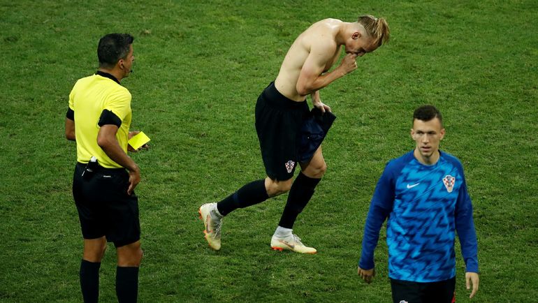 Суббота. Сочи. Россия - Хорватия - 2:2, пенальти - 3:4. 101-я минута. Сандру РИЧЧИ выносит предупреждение Домагою ВИДЕ. Фото AFP Суббота. Сочи. Россия - Хорватия - 2:2, пенальти - 3:4. 101-я минута. Сандру РИЧЧИ выносит предупреждение Домагою ВИДЕ. Фото AFP