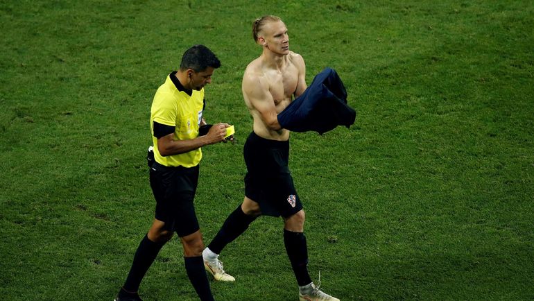 Суббота. Сочи. Россия - Хорватия - 2:2, пенальти - 3:4. 101-я минута. Сандру РИЧЧИ выносит предупреждение Домагою ВИДЕ. Фото AFP Суббота. Сочи. Россия - Хорватия - 2:2, пенальти - 3:4. 101-я минута. Сандру РИЧЧИ выносит предупреждение Домагою ВИДЕ. Фото AFP