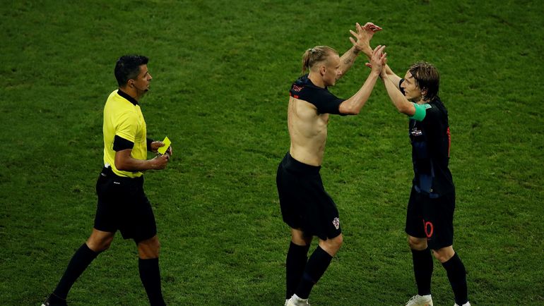 Суббота. Сочи. Россия - Хорватия - 2:2, пенальти - 3:4. 101-я минута. Сандру РИЧЧИ выносит предупреждение Домагою ВИДЕ. Фото AFP Суббота. Сочи. Россия - Хорватия - 2:2, пенальти - 3:4. 101-я минута. Сандру РИЧЧИ выносит предупреждение Домагою ВИДЕ. Фото AFP