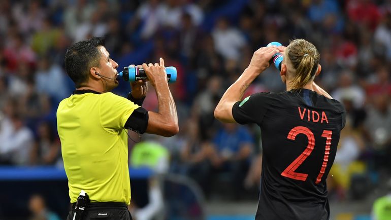 Суббота. Сочи. Россия - Хорватия - 2:2, пенальти - 3:4. 101-я минута. Сандру РИЧЧИ и Домагой ВИДА. Фото AFP Суббота. Сочи. Россия - Хорватия - 2:2, пенальти - 3:4. 101-я минута. Сандру РИЧЧИ и Домагой ВИДА. Фото AFP