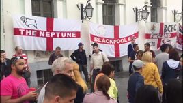 А теперь - Англия! Болельщики из Великобритании постепенно оккупируют Никольскую 