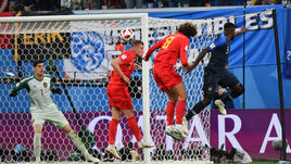 Вторник. Санкт-Петербург. Франция - Бельгия - 1:0. 51-я минута. Гол Самюэля ЮМТИТИ (справа) вывел французов в финал ЧМ.