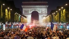 Вторник. Париж. Французские болельщики празднуют победу своей сборной на Елисейских полях.