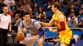 2015 год. Тимофей МОЗГОВ (справа) против центрового "Орландо" Николы ВУЧЕВИЧА.