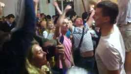 Русские и аргентинские болельщики в центре Москвы: что они вытворяют