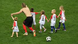 Среда. Москва. Лужники. Хорватия - Англия - 2:1 д.в. Домагой ВИДА и дети футболистов сборной Хорватии.