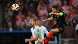 Среда. Москва. Лужники. Хорватия - Англия - 2:1 д.в. Лука МОДРИЧ (справа) против Харри КЕЙНА.