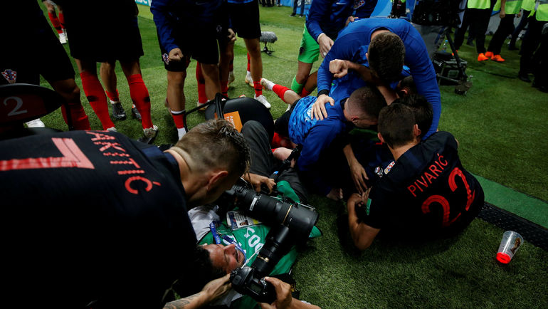 Иван РАКИТИЧ помогает Юрию КОРТЕСУ подняться. Фото REUTERS Иван РАКИТИЧ помогает Юрию КОРТЕСУ подняться. Фото REUTERS