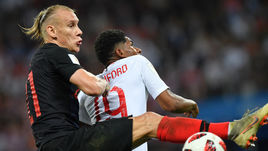 Среда. Москва. Лужники. Хорватия - Англия - 2:1 д.в. Домагой ВИДА (слева) борется за мяч с Маркусом РЭШФОРДОМ.