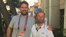 Тот самый потерявшийся Дуглас МОРТОН - справа.