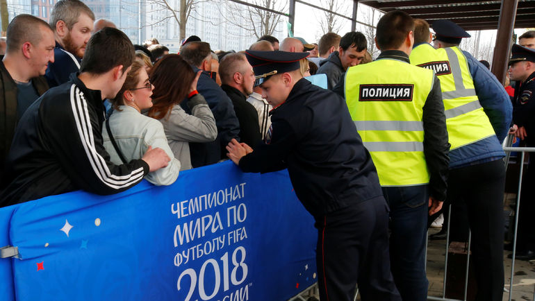 Очередей у билетного центра ФИФА в Москве давно нет. Но спрос все равно высокий. Фото REUTERS Очередей у билетного центра ФИФА в Москве давно нет. Но спрос все равно высокий. Фото REUTERS