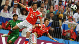 14 июня. Москва. Лужники. Россия - Саудовская Аравия - 5:0. Юрий ЖИРКОВ (№ 18) и Александр ГОЛОВИН превзошли соперника по всем статьям.