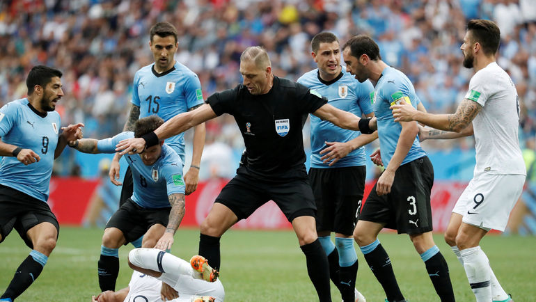 6 июля. Нижний Новгород. Уругвай – Франция – 0:2. Нестор ПИТАНА в центре событий. Фото REUTERS 6 июля. Нижний Новгород. Уругвай – Франция – 0:2. Нестор ПИТАНА в центре событий. Фото REUTERS