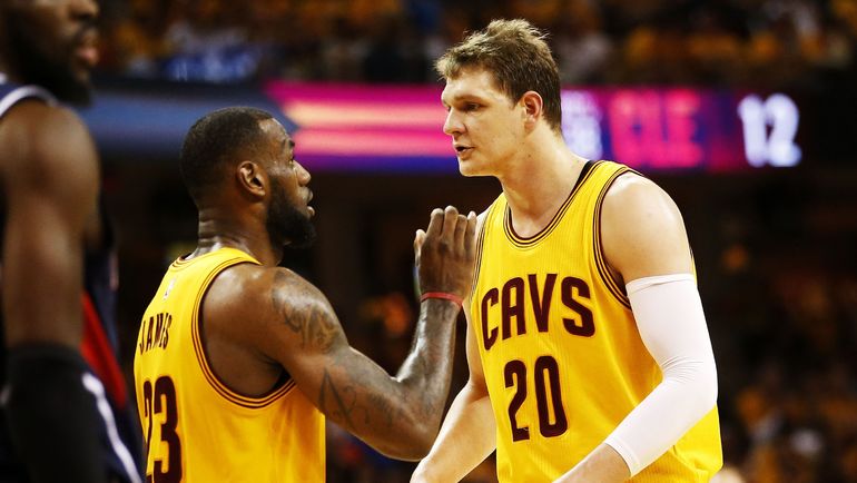 Тимофей МОЗГОВ (справа) и Леброн ДЖЕЙМС. Фото AFP Тимофей МОЗГОВ (справа) и Леброн ДЖЕЙМС. Фото AFP