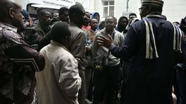 13 июля. Москва. Нигерийцы около посольства своей страны.