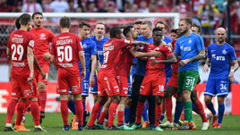 Стычка игроков "Спартака" и "Динамо" в матче чемпионата России (0:1).