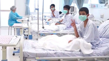 Игроки тайской футбольной команды "Вепрь" в больнице после спасения из пещеры.