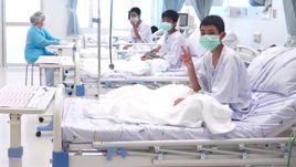 Игроки тайской футбольной команды "Вепрь" в больнице после спасения из пещеры.