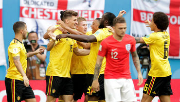 Сегодня. Санкт-Петербург. Бельгия - Англия - 2:0. 5-я минута. Бельгийцы празднуют первый гол.