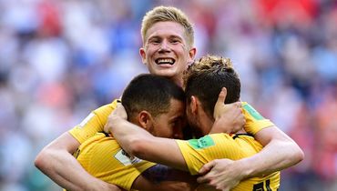 Сегодня. Санкт-Петербург. Бельгия - Англия - 2:0. 82-я минута. Эден АЗАР, Кевин ДЕ БРЕЙНЕ и Дрис МЕРТЕНС празднуют второй гол.