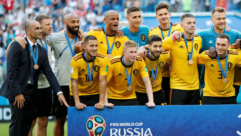 Роберто МАРТИНЕС во время награждения сборной Бельгии. Фото REUTERS Роберто МАРТИНЕС во время награждения сборной Бельгии. Фото REUTERS