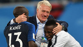 10 июля. Санкт-Петербург. Франция - Бельгия - 1:0. Нголо КАНТЕ (слева), Дидье ДЕШАМ и Блез МАТЮИДИ.