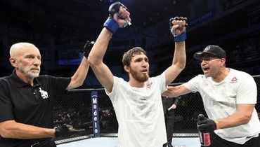 Суббота. Бойсе. Саид НУРМАГОМЕДОВ (в центре) одержал победу в дебютном поединке в UFC.