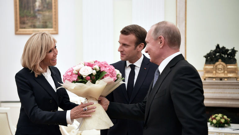Владимир ПУТИН, Эмманюэль МАКРОН и его супруга Брижит (справа налево). Фото REUTERS Владимир ПУТИН, Эмманюэль МАКРОН и его супруга Брижит (справа налево). Фото REUTERS