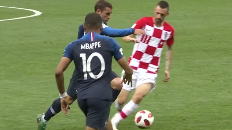 18-я минута. Автогол Марио Манджукича. 18-я минута. Автогол Марио Манджукича.