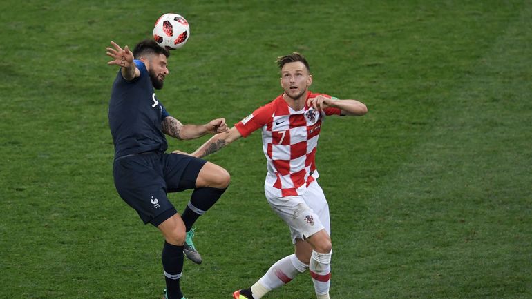 Иван РАКИТИЧ (справа, против Оливье ЖИРУ). Фото AFP Иван РАКИТИЧ (справа, против Оливье ЖИРУ). Фото AFP