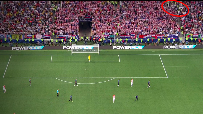 Участники Pussy Riot (в красном кружке) входят на стадион. Участники Pussy Riot (в красном кружке) входят на стадион.