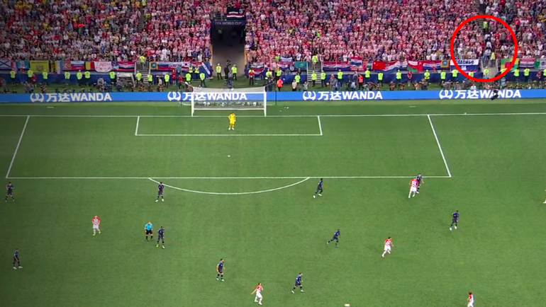 Участники Pussy Riot (в красном кружке) спускаются к полю. Участники Pussy Riot (в красном кружке) спускаются к полю.