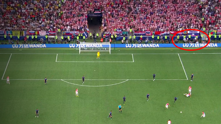 Участники Pussy Riot (в красном кружке) идут вдоль поля. Участники Pussy Riot (в красном кружке) идут вдоль поля.