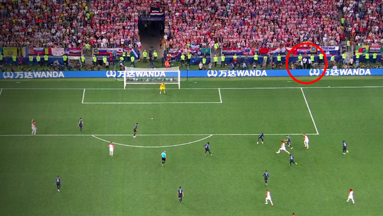 Участники Pussy Riot (в красном кружке) остановились у рекламных щитов. Участники Pussy Riot (в красном кружке) остановились у рекламных щитов.