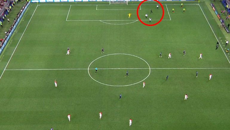 Участники Pussy Riot (в красном кружке) выбегают на поле. Участники Pussy Riot (в красном кружке) выбегают на поле.