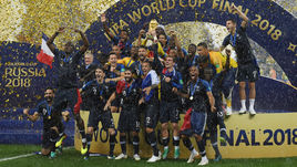 Воскресенье. Москва. Лужники. Франция - Хорватия - 4:2. Кубок чемпионов - в руках французов.