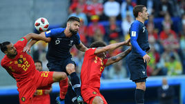 10 июля. Санкт-Петербург. Франция - Бельгия - 1:0. Насер ШАДЛИ (слева) и Аксель ВИТСЕЛЬ (второй справа) против Антуана ГРИЗМАННА (справа) и Оливье ЖИРУ.