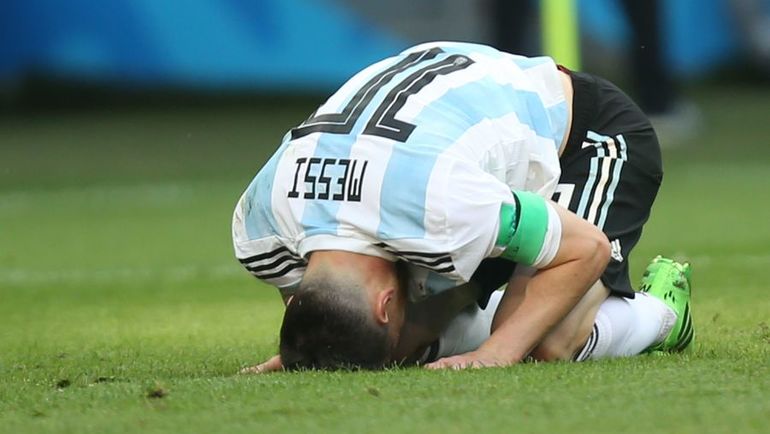 Лионель МЕССИ и сборная Аргентины завершили борьбу на ЧМ-2018 в 1/8 финала, проиграв Франции. Фото REUTERS Лионель МЕССИ и сборная Аргентины завершили борьбу на ЧМ-2018 в 1/8 финала, проиграв Франции. Фото REUTERS