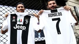 Болельщики "Ювентуса" с футболками Криштиану РОНАЛДУ.