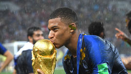 Воскресенье. Москва. "Лужники". Франция - Хорватия - 4:2. Кильян МБАППЕ - с кубком чемпионов мира.