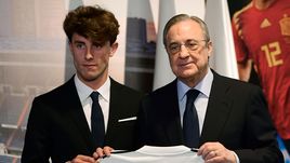 18 июля. Мадрид. Новичок "Реала" Альваро ОДРИОСОЛА и президент клуба Флорентино ПЕРЕС.