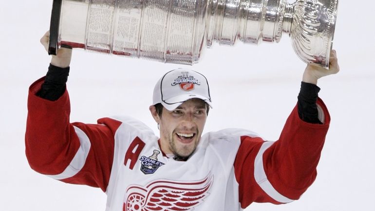 Июнь 2008 года. Питтсбург. Павел ДАЦЮК празднует завоевание своего второго Кубка Стэнли. Фото REUTERS Июнь 2008 года. Питтсбург. Павел ДАЦЮК празднует завоевание своего второго Кубка Стэнли. Фото REUTERS