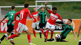 16 июля. Филлах. Футболисты "Спартака" в товарищеском матче против "Рудара".